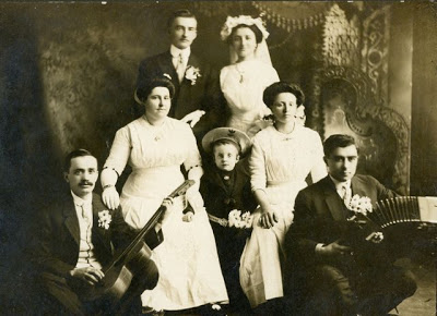 wedding_Gartz, Josef & Elisabetha 10-13-1911_Eva Baer far l_2